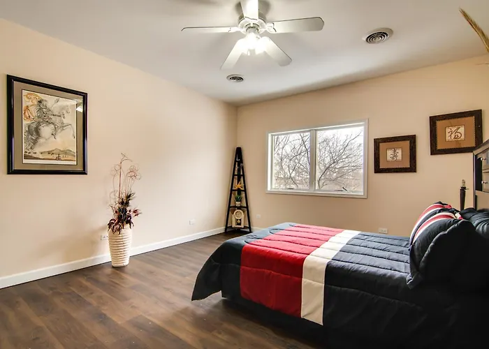 Villa Relaxing Sauna: Hoffman Estates In Elgin! Elgin