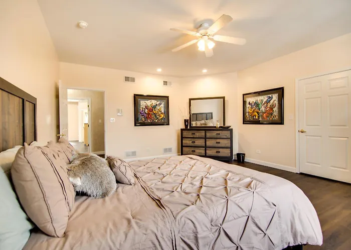 Villa Relaxing Sauna: Hoffman Estates In Elgin! Elgin